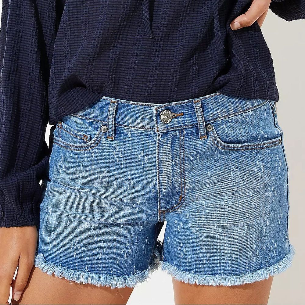 LOFT Punched Cut Off Denim Shorts in Botanic Blue Wash Size 26 | 2 Frayed Hem